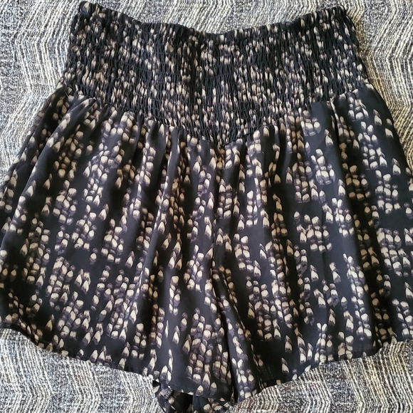 High-waisted shorts - Picture 3 of 4